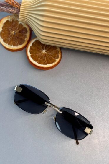 Mıu Mıu Kare Kesik Cam Detaylı Güneş Gözlüğü - Siyah